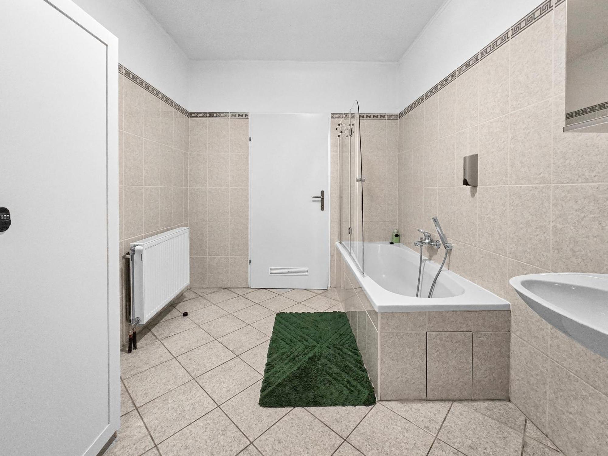 Spacious Three-bedroom, Three King-size Beds Apartament *