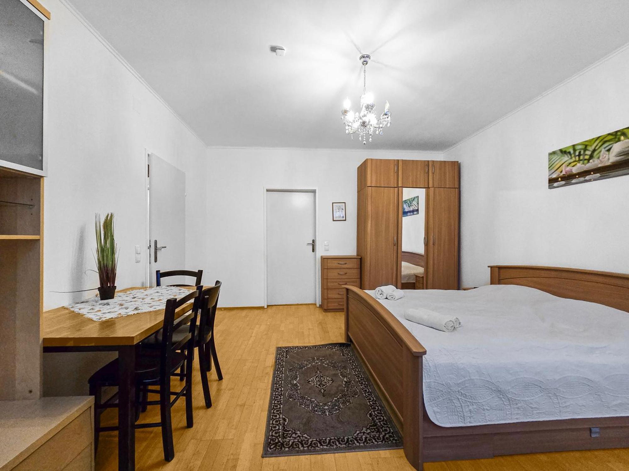 Spacious Three-bedroom, Three King-size Beds Apartament