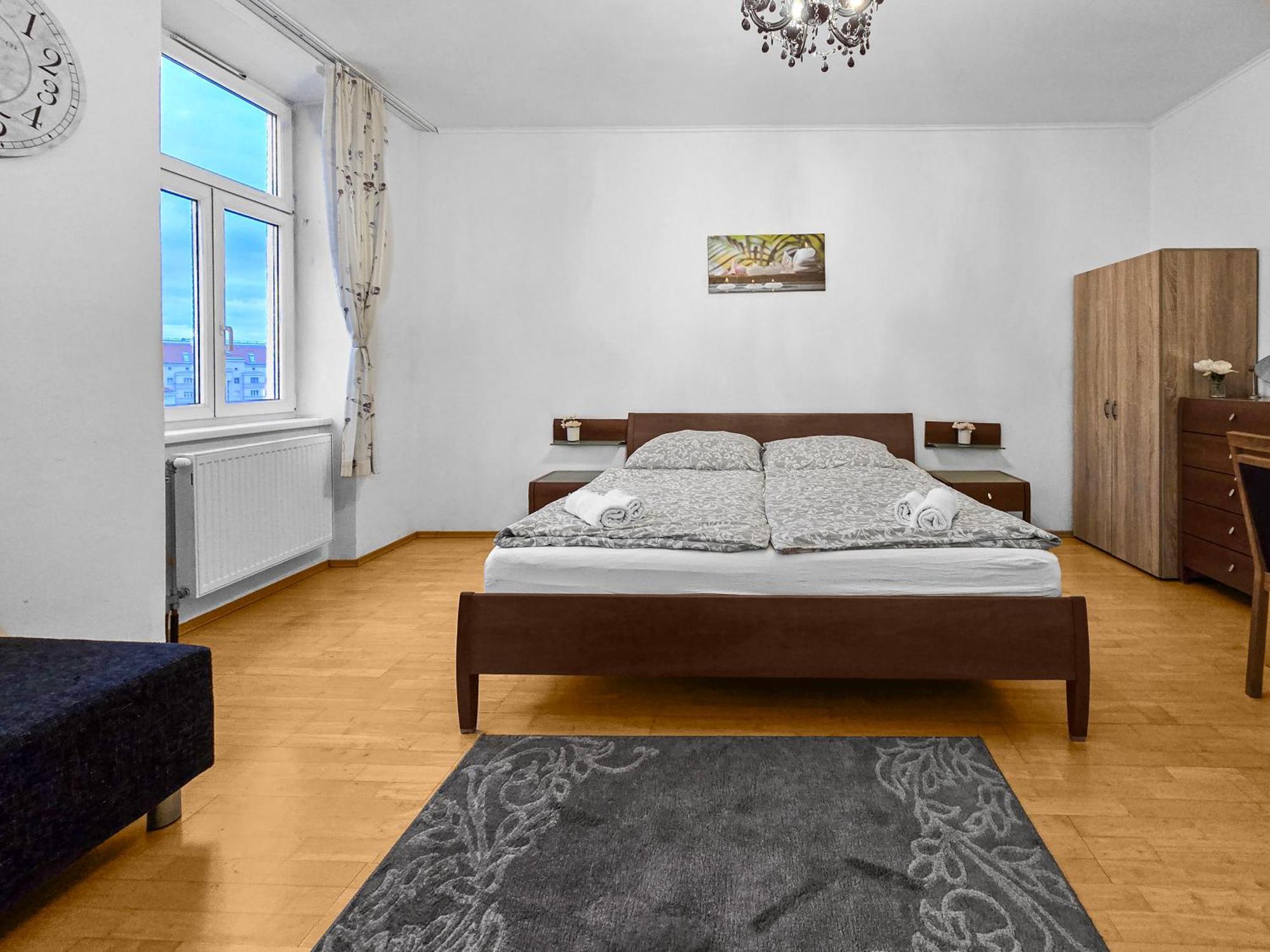 Spacious Three-bedroom, Three King-size Beds Apartament