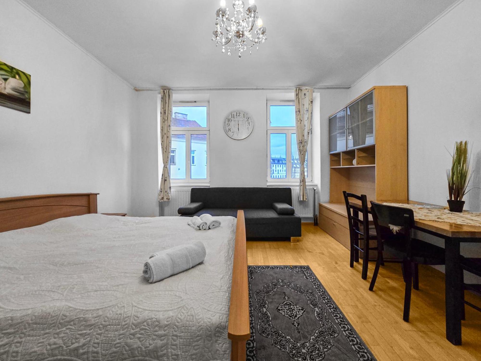 Spacious Three-bedroom, Three King-size Beds Apartament *